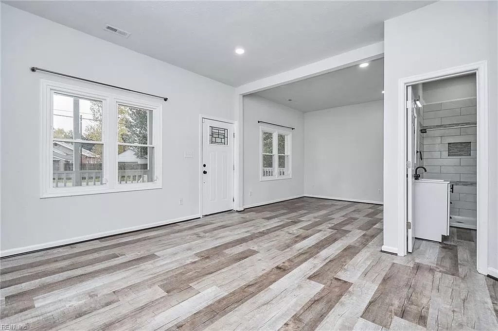 14 Benton Ave d